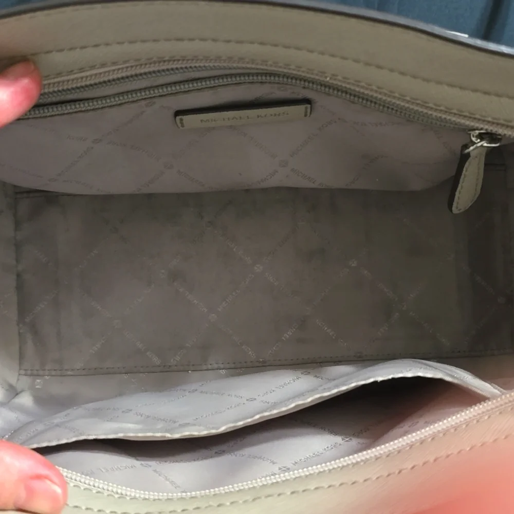 Michael Kors purse - Picture 2 of 5